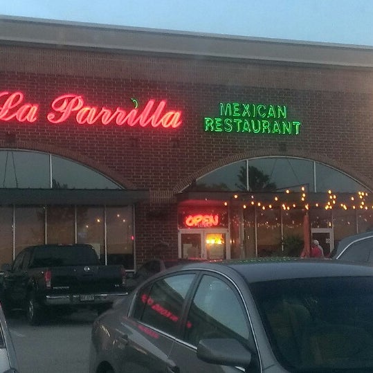 Foto diambil di La Parrilla Mexican Restaurant oleh Tiffany T. pada 5/10/2013