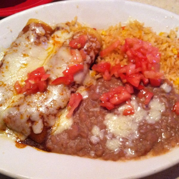 Снимок сделан в La Parrilla Mexican Restaurant пользователем Tiffany T. 4/8/2013