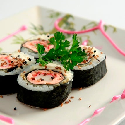 O Philadelfia Roll é um sushi delicioso feito com arroz, salmão, kani e cream cheese. Quer saborear esta maravilha? Venha para a Casa do Frango! =)
