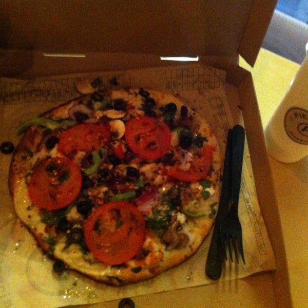 Das Foto wurde bei Pieology Pizzeria von Teddy Y. am 8/24/2013 aufgenommen