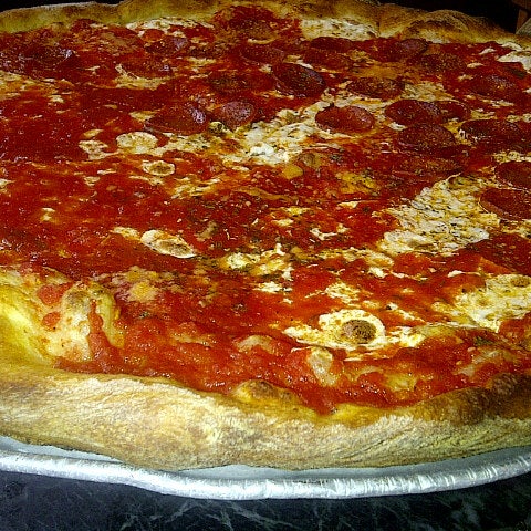 Foto tomada en Patsy&#39;s Pizzeria  por Bob B. el 12/2/2012