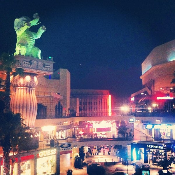 Photo prise au Hollywood &amp; Highland par Marinka M. le5/28/2013
