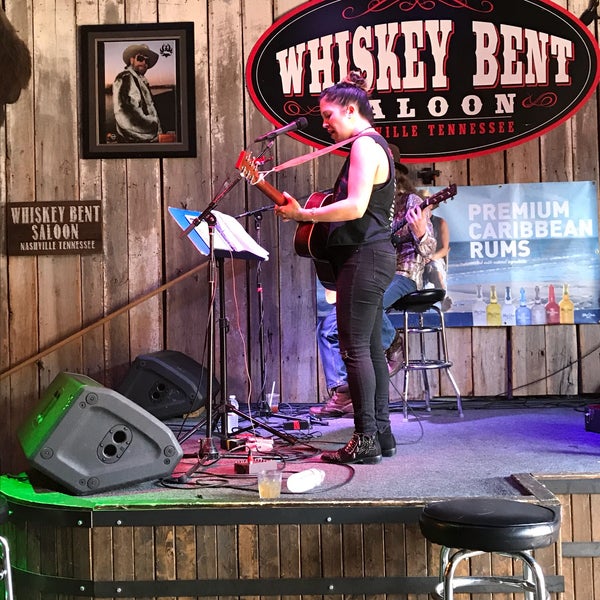 รูปภาพถ่ายที่ Whiskey Bent Saloon โดย Tim R. เมื่อ 9/10/2017