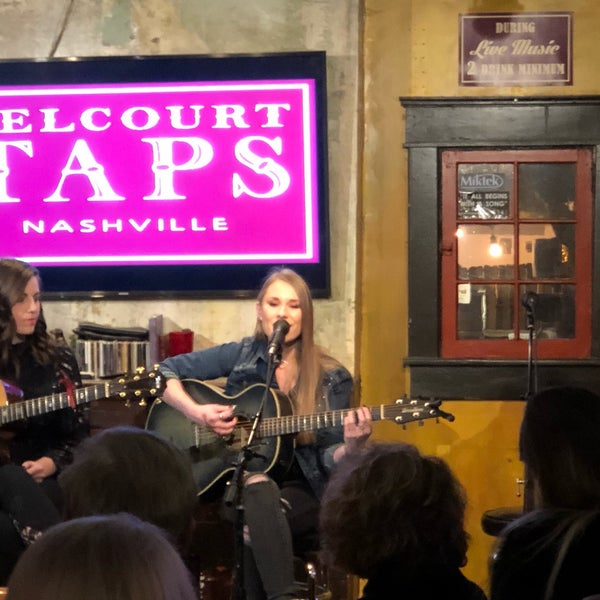 รูปภาพถ่ายที่ Belcourt Taps โดย Tim R. เมื่อ 2/1/2018