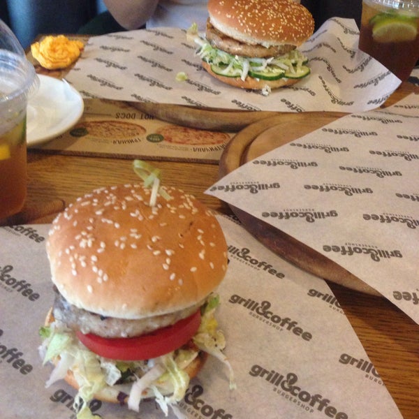 Снимок сделан в Grill&amp;Сoffee Burgershop пользователем Evgenia A. 8/5/2015
