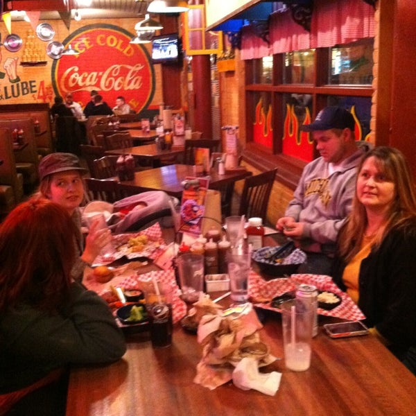 Foto tomada en Famous Dave&#39;s  por Scott G. el 3/5/2013