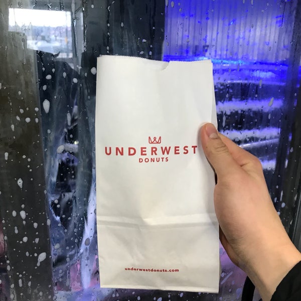 3/10/2018 tarihinde Stephen W.ziyaretçi tarafından Underwest Donuts'de çekilen fotoğraf
