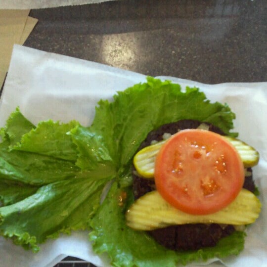 Photo prise au Burger Boss par Abby Z. le10/5/2012