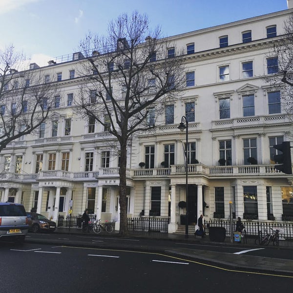 Foto tirada no(a) The Kensington Hotel por Mariam S. em 1/4/2016