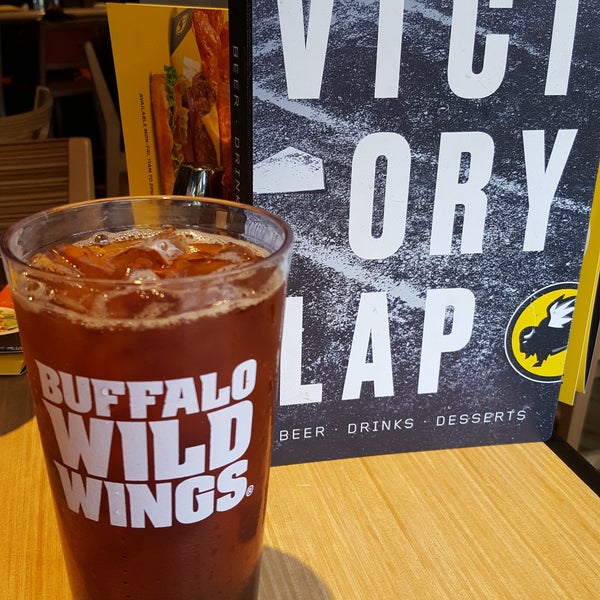 Foto tirada no(a) Buffalo Wild Wings por Tony D. em 5/25/2017