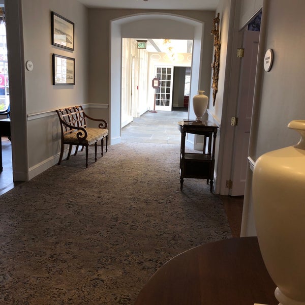 Foto scattata a Williamsburg Inn, an official Colonial Williamsburg Hotel da Mark B. il 4/6/2019