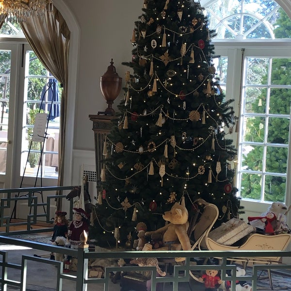 Photo taken at Williamsburg Inn, an official Colonial Williamsburg Hotel by Mark B. on 12/3/2020