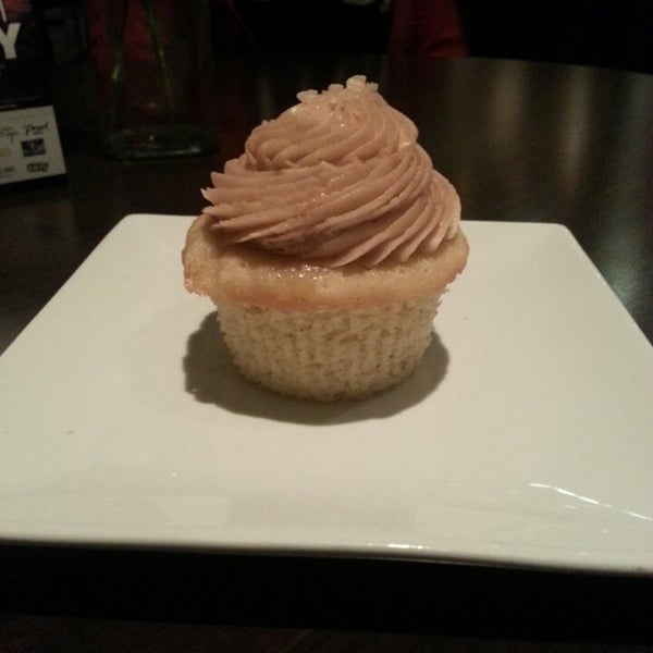 Photo taken at Crème Cupcake + Dessert by Stephanie E. on 4/19/2013