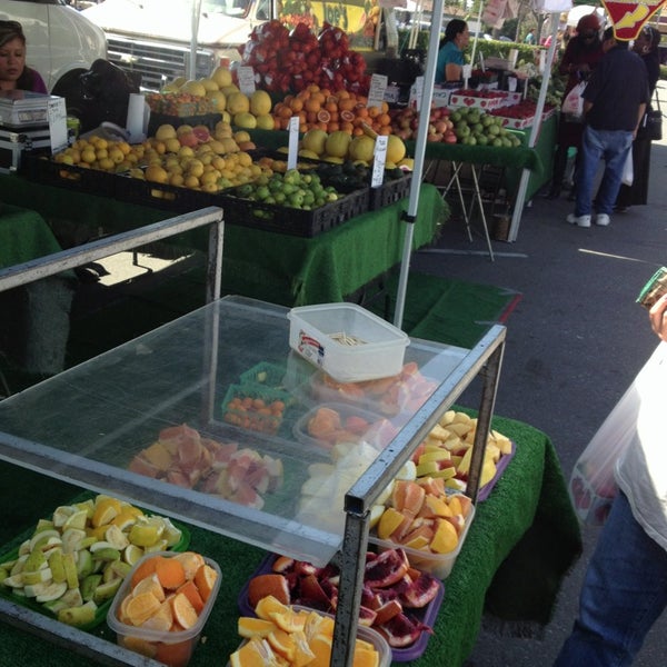 Photo prise au Carson Farmers&#39; Market par John Jay A. le3/21/2013