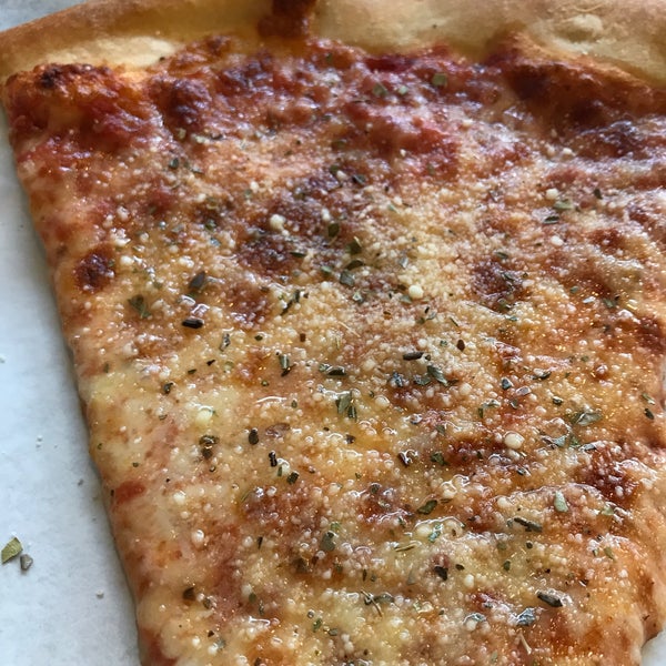 Снимок сделан в Vinny&#39;s NY Pizza пользователем Meg R. 1/26/2018