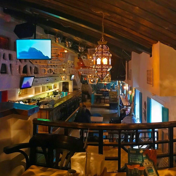 Best bar / cafe ever! Great electronic music with no lyrics (easy to work to), 100 Mbps WiFi up and down, 24 hours, comfy chairs, nobody bothers you, and great + inexpensive food. Can't say enough.