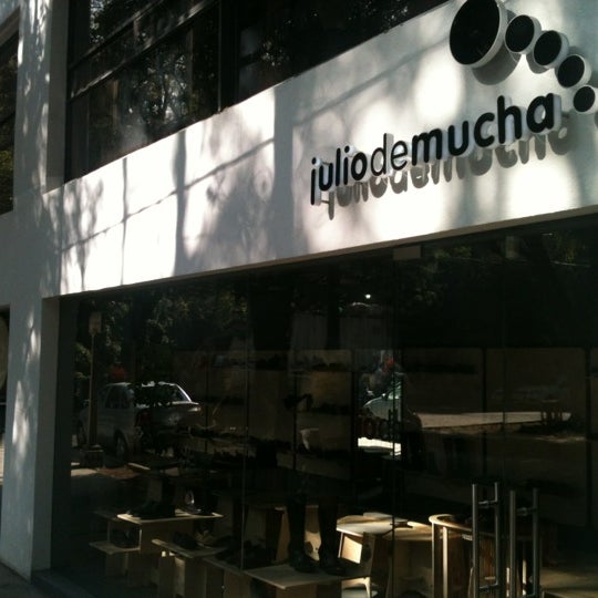รูปภาพถ่ายที่ ShoeRoom Julio De Mucha โดย Malú G. เมื่อ 10/30/2012