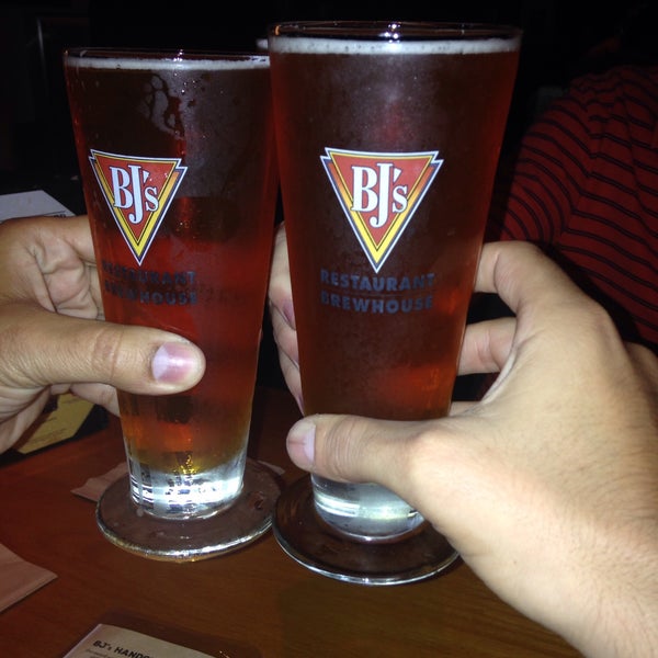 Photo taken at BJ&#39;s Restaurant &amp; Brewhouse by Luiz Henrique M. on 3/10/2017