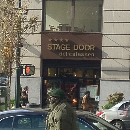 Снимок сделан в Stage Door Delicatessen пользователем Jayce B. 11/8/2012