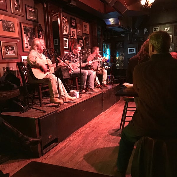 Foto scattata a John D. McGurk&#39;s Irish Pub da Dan E. il 1/7/2017