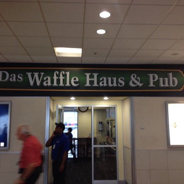 รูปภาพถ่ายที่ Das Waffle Haus &amp; Pub โดย Ronnie M. เมื่อ 9/26/2013