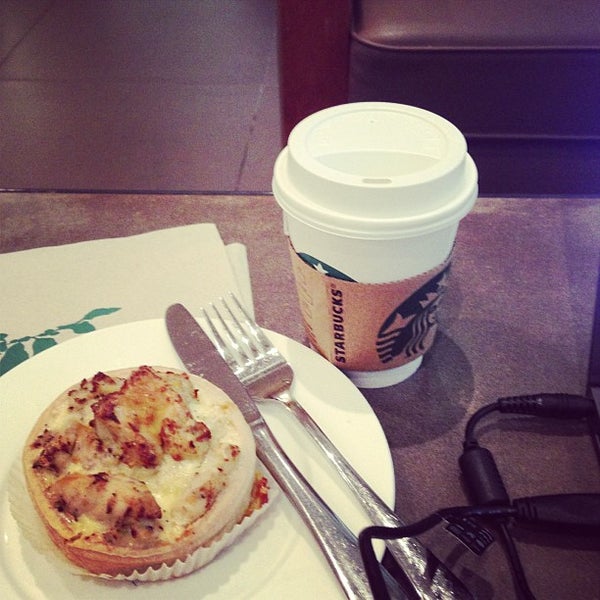 รูปภาพถ่ายที่ Starbucks โดย G B. เมื่อ 4/15/2013