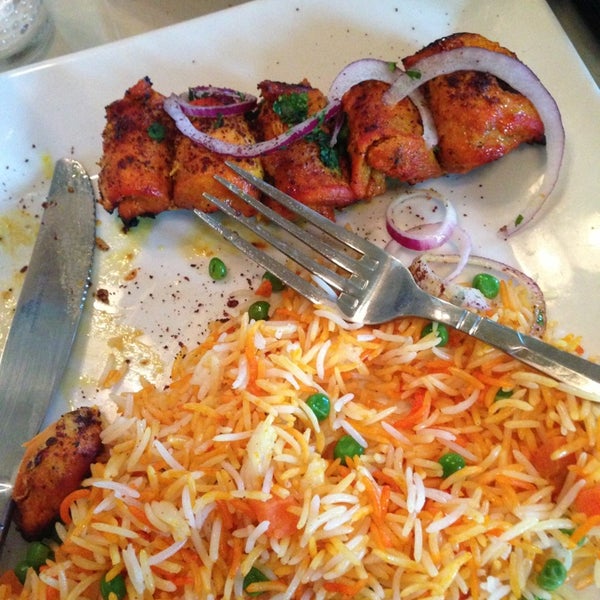 รูปภาพถ่ายที่ Babur Garden Restaurant โดย Rebeca B. เมื่อ 8/7/2013