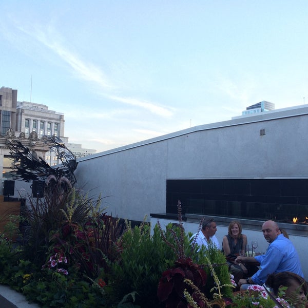 7/25/2015 tarihinde Andrew T.ziyaretçi tarafından Stratus Rooftop Lounge'de çekilen fotoğraf