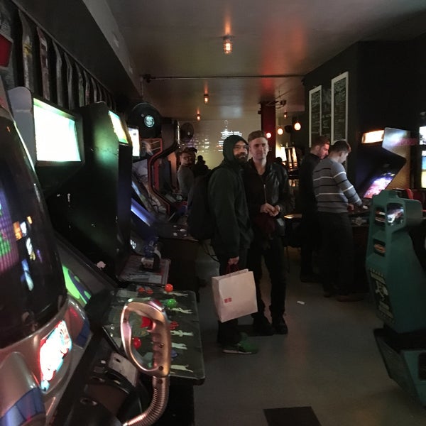 Foto diambil di Two-Bit&#39;s Retro Arcade oleh Andrew T. pada 11/25/2015