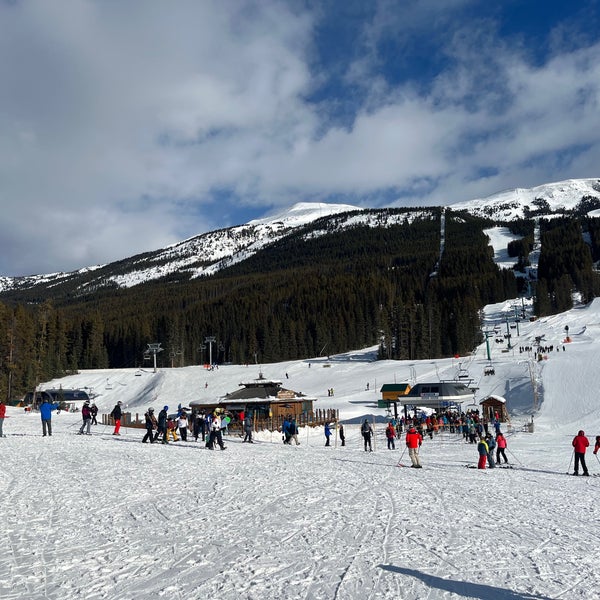 Photo taken at Lake Louise Ski Area &amp; Mountain Resort by Andrew T. on 2/11/2023