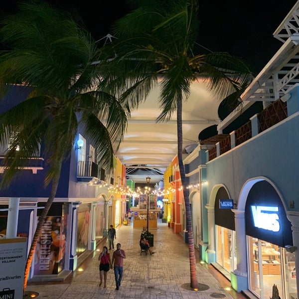 Foto tomada en La Isla Shopping Village  por Andrew T. el 4/24/2022