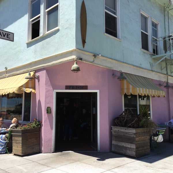 6/1/2018 tarihinde Andrew T.ziyaretçi tarafından Beachside Coffee Bar &amp; Kitchen'de çekilen fotoğraf