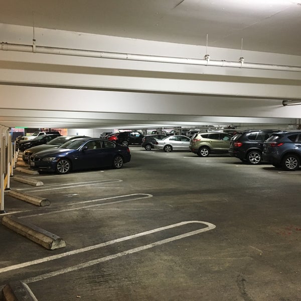 Square parking. Square parking. Много автомобилей. Рампа в подземную парковку. Parking outside.