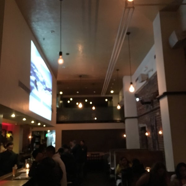 รูปภาพถ่ายที่ Oola Restaurant &amp; Bar โดย Andrew T. เมื่อ 3/21/2018