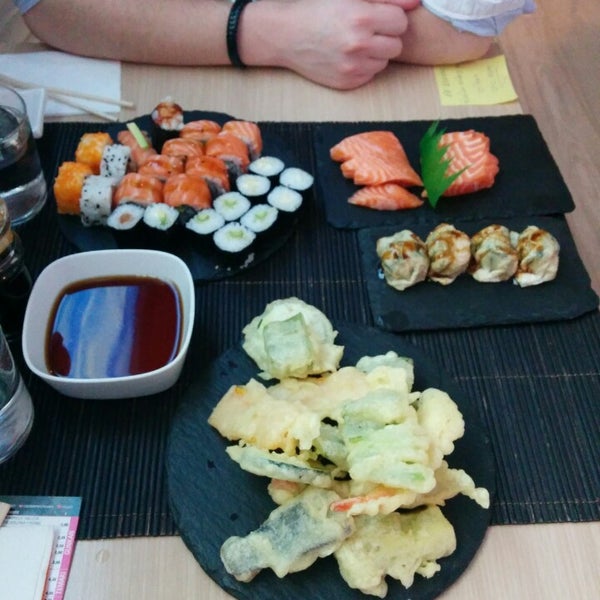 Foto tirada no(a) Sushi Store Express por Marina L. em 4/12/2014