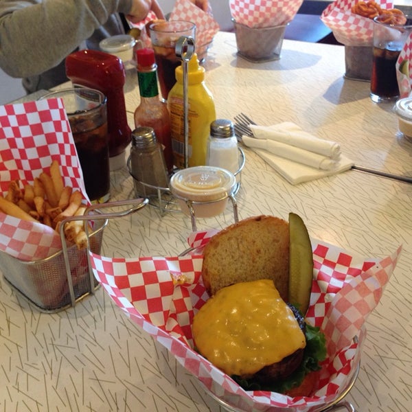 5/8/2014 tarihinde Julian K.ziyaretçi tarafından Custom Burger'de çekilen fotoğraf