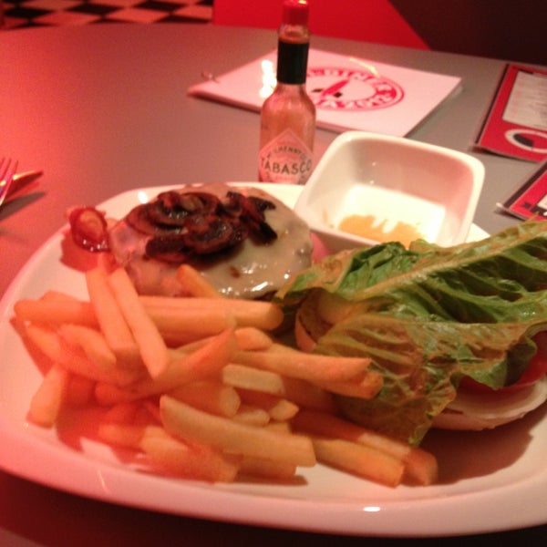 7/6/2013 tarihinde Vadimziyaretçi tarafından Diner &amp; Burger Bar'de çekilen fotoğraf