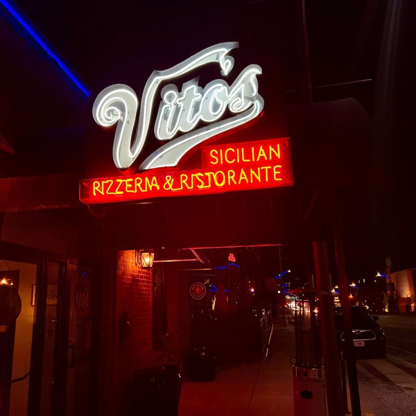 Foto diambil di Vito&#39;s Sicilian Pizza oleh Scott B. pada 3/27/2022