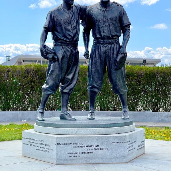 Pee Wee Reese & Jackie Robinson statue at Keyspan Park in Coney Island  Stock Photo - Alamy