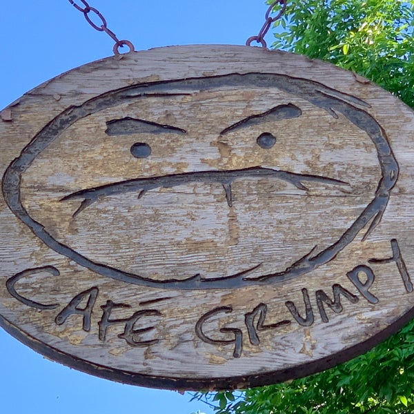 รูปภาพถ่ายที่ Café Grumpy โดย Scott B. เมื่อ 5/21/2019