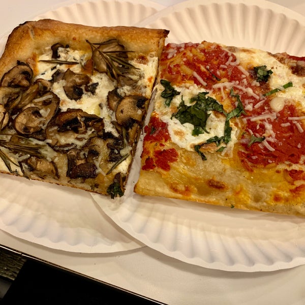 รูปภาพถ่ายที่ Williamsburg Pizza โดย Scott B. เมื่อ 9/19/2019