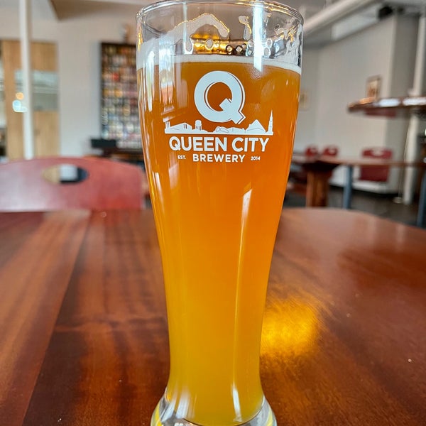 5/7/2021 tarihinde Scott B.ziyaretçi tarafından Queen City Brewery'de çekilen fotoğraf