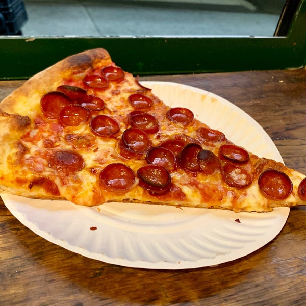 Das Foto wurde bei Williamsburg Pizza von Scott B. am 5/25/2019 aufgenommen