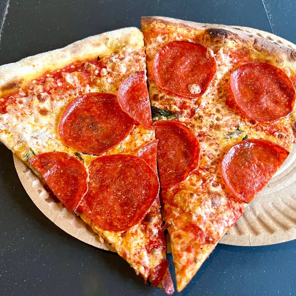 Снимок сделан в Best Pizza пользователем Scott B. 5/3/2022