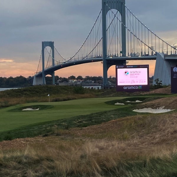 Снимок сделан в Trump Golf Links at Ferry Point пользователем i 10/12/2022