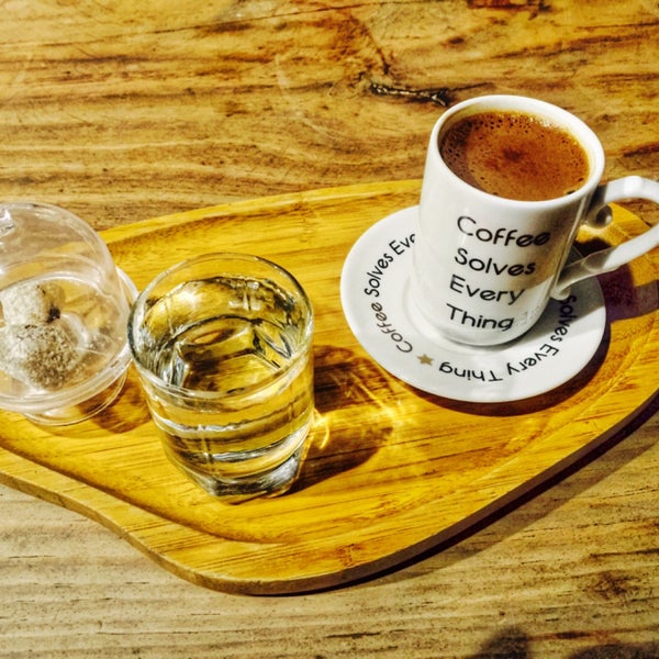 Das Foto wurde bei Loca Plus Cafe &amp; Bistro von Zeynep am 10/5/2016 aufgenommen