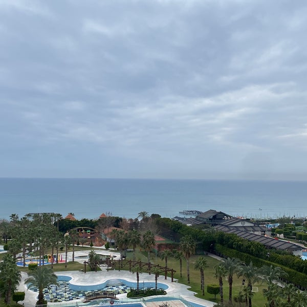 Foto diambil di Sherwood Breezes Resort Hotel oleh Osman Ç. pada 1/5/2022