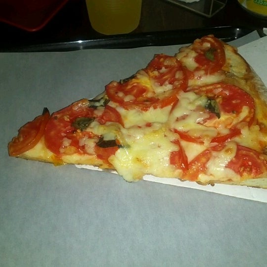 Photo taken at Vitrine da Pizza - Pizza em Pedaços by Vanessa G. on 2/1/2013
