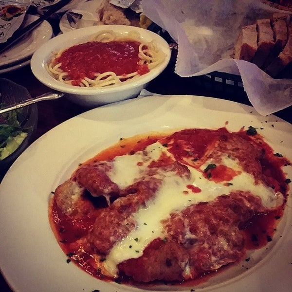 Das Foto wurde bei Mazzella&#39;s Italian Restaurant von Lyman C. am 4/17/2014 aufgenommen