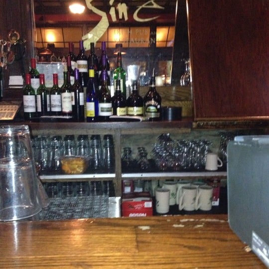 Foto tomada en Siné Irish Pub &amp; Restaurant  por Padma N. el 11/19/2012